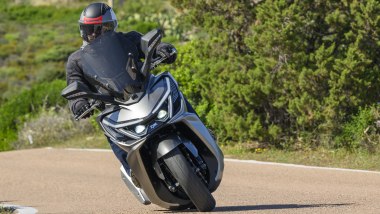 SYM Cruisym 400 2026, in azione tra le curve