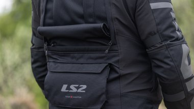 LS2 X-Master, il pannello posteriore si apre e lascia spazio alle rete mesh per far evacuare l'aria calda