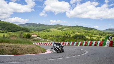 BMW R 1300 RT: in azione tra i cordoli dello Spino
