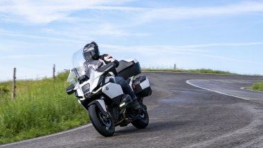 BMW R 1300 RT: in modalità turista si apprezzano comfort e tecnologia che facilita la guida