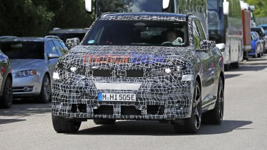 BMW iX5, vista frontale