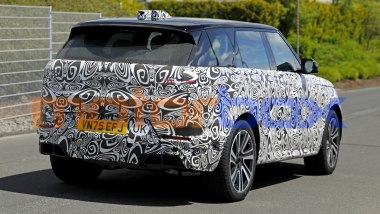 Range Rover Sport 2028, ridisegnati anche il fascione e le luci posteriori