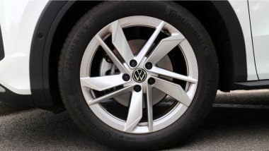 Volkswagen T-Roc, primo piano cerchi in lega