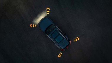 Audi Q7 2027, le luci di svolta proiettate sull'asfalto