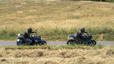 BMW R 1300 R, in azione con la S 1000 R