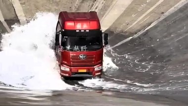 Nella conca insaponata con la motrice del TIR