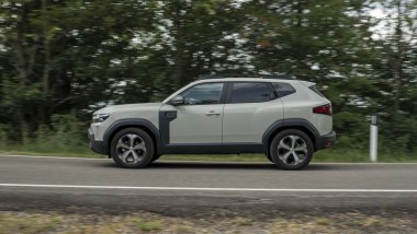 Al volante della Dacia Duster Hybrid 155