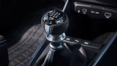 Hyundai i20 N Shadow Edition, il dettaglio della leva del cambio