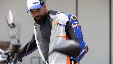 Grazie alla fit aderente e agli occhielli sulle maniche, il sottotuta SIXS facilita la vestizione