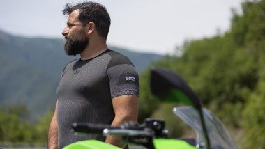 La maglia a mezza manica è un capo da prendere in considerazione se viaggiate spesso con temperature elevate