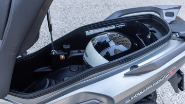 SYM Joymax Z 300 E5+ 2026: ampio il sottosella, ben 45 litri