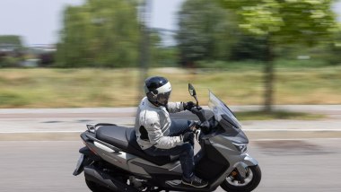 SYM Joymax Z 300 E5+ 2026: convince la dinamica di guida