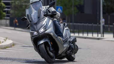 SYM Joymax Z 300 E5+ 2026: uno scatto durante il test
