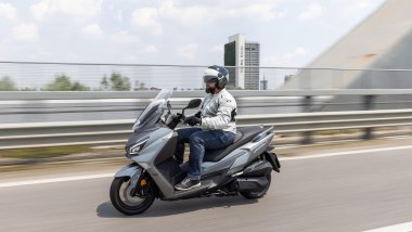 SYM Joymax Z 300 E5+ 2026: tangenziali e autostrade non lo intimoriscono