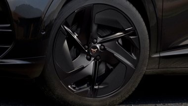CUPRA Tavascan Black Edition, il dettagflio dei cerchi in lega