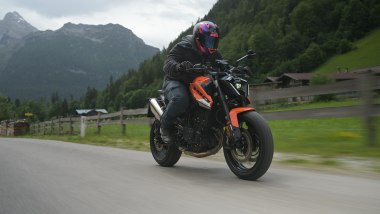 Nuova KTM 790 Duke 2026, il pilota carica maggiormente l'anteriore