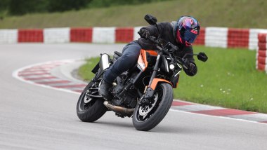 Nuova KTM 790 Duke 2026, in azione