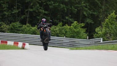 Nuova KTM 790 Duke 2026, il motore &egrave; ancora uno dei pi&ugrave; divertenti da utilizzare