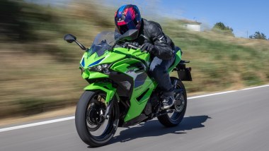 Kawasaki Ninja 500: il piccolo plexi protegge bene