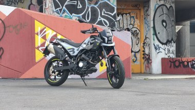 Benelli BKX 125 S, le forme sono a met&agrave; tra quelle di una naked tradizionale e un motard