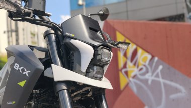 Benelli BKX 125 S, il faro &egrave; uno degli elementi di design pi&ugrave; distintivi