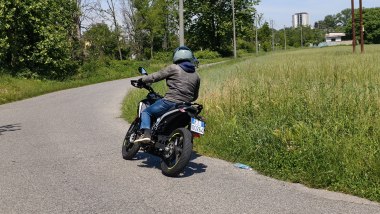 Benelli BKX 125 S, si guida con il busto eretto