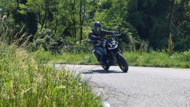 Benelli BKX 125 S, tra le curve s'apprezza l'efficacia della ciclistica