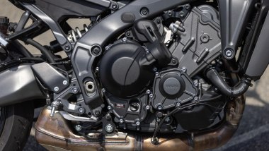 Yamaha MT-09 Y-AMT, sotto la cover in plastica lavora l'attuatore che agisce sulla frizione