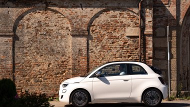Fiat 500 Hybrid Dolcevita cabrio, vista di profilo