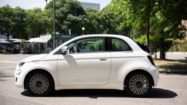 Fiat 500 Hybrid Dolcevita cabrio, vista di profilo