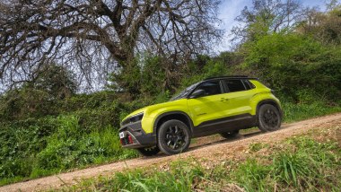 Il test della nuova Jeep Avenger 4xe 2026