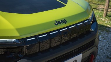 Jeep Avenger 4xe 2026, la mascherina illuminata