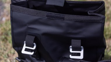 Shad Terra TR30, il sistema di ganci è robusto e ben ralizzato, seppur non il massimo della praticità