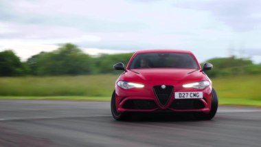 Alfa Romeo Giulia Quadrifoglio: il verdetto dell'ex Stig Ben Collins