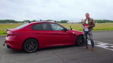 L'ex Stig Ben Collins accanto all'Alfa Romeo Giulia Quadrifoglio