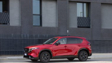 Mazda CX-5 2025 Homura 2.5 e-Skyactiv G, vista di profilo