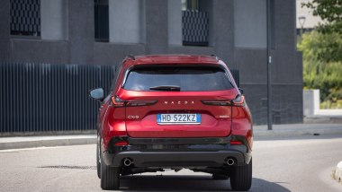 Mazda CX-5 2025 Homura 2.5 e-Skyactiv G, vista posteriore