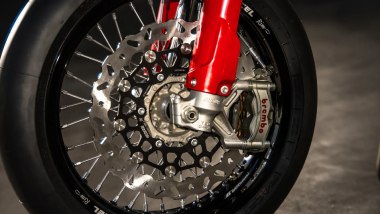 Ducati Desmo450 SM: tra le differenze c'&egrave; ovviamente l'impianto frenante pi&ugrave; stradale