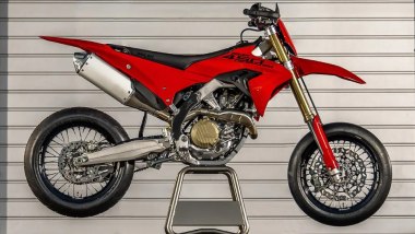 Ducati Desmo450 SM: la parentela con la cross c'&egrave; e si vede, ma Ducati ha anticipato che le moto sono ben distinte tra loro