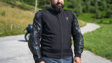 Rebelhorn Inferno, il gilet può essere indossato sopra la giacca...