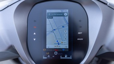 QJ Motor SQ350: il TFT ha navigazione e mirroring