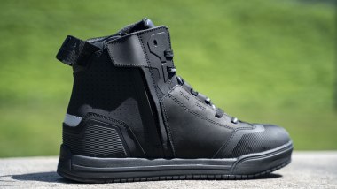 Rebelhorn Vandal 2: la zip lunga aiuta a indossare le scarpe in pochi secondi
