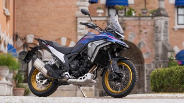 Kove 625X Pro, l'allestimento di serie include la slitta metallica paracoppa