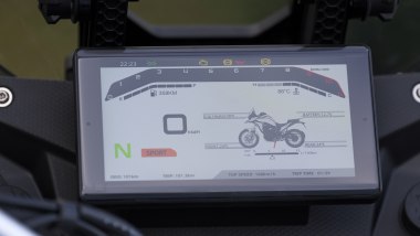 Kove 625X Pro, il display &egrave; ampio e ricco di informazioni (alcune delle quali riportate con caratteri minuti)
