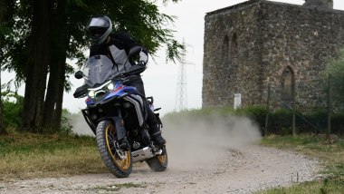 Kove 625X Pro, riuscita l'ergonomia nella guida in piedi
