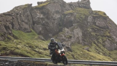 Norton Atlas, in piega i faretti aggiuntivi illuminano il centro della curva