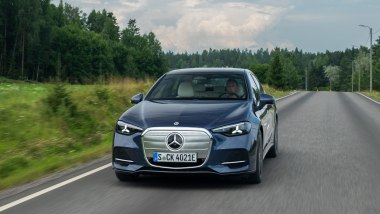 Al volante della nuova Mercedes Classe C elettrica