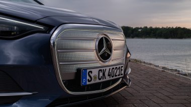 Mercedes C400 4Matic Elettrica, dettaglio della mascherina illuminata