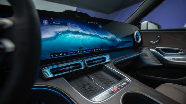 Mercedes C400 4Matic Elettrica, dettaglio dello schermo a tutta plancia