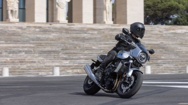 Honda CB1000F 2026 in piega